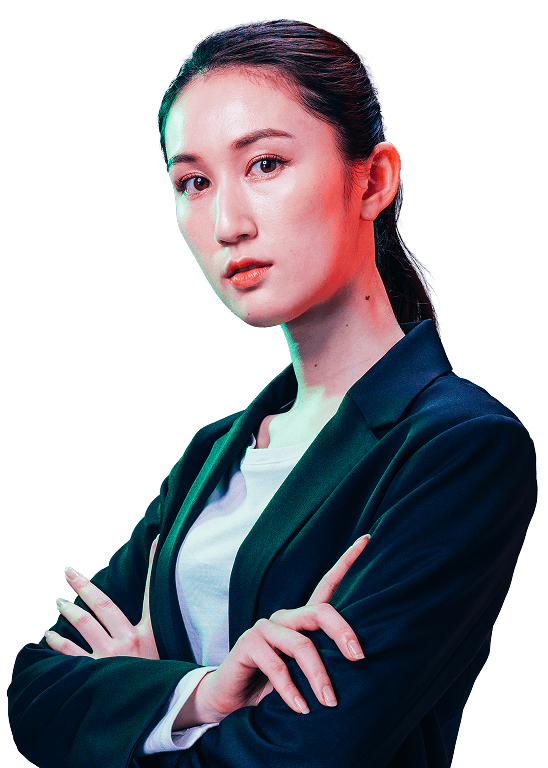 腕を組むスーツ姿のビジネスウーマン